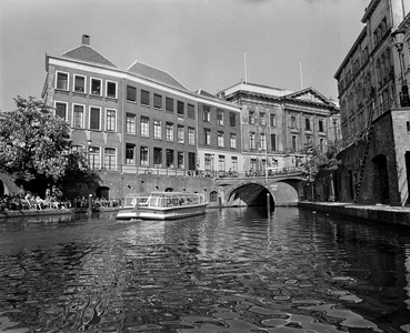 857802 Gezicht op het Stadhuis en de Stadhuisbrug te Utrecht, vanaf de Oudegracht (met een rondvaartboot).